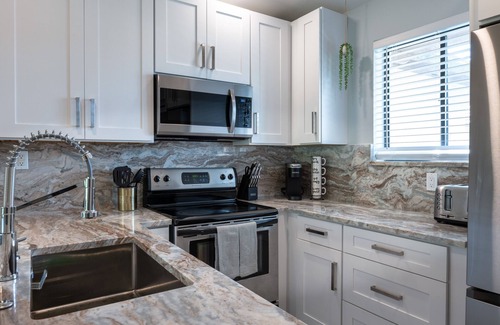 Hunt Club Cottage | PET FRIENDLY Brand New cottage with great rates! Book now - it won’t last