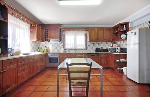 Caldas da Rainha Villa | Pet-Friendly Villa Melquites Country House with Mountain View, Pool, Wi-Fi, Terraces & Garden