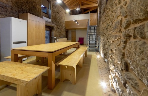 Braga Villa | Pet-friendly Vacation Home Villae Carreiro with Pool, A/C, Wi-Fi, Garden & Terrace