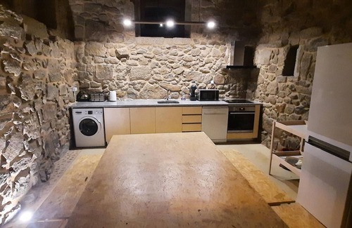 Braga Villa | Pet-friendly Vacation Home Villae Carreiro with Pool, A/C, Wi-Fi, Garden & Terrace