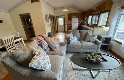 Albany Cottage | Pet Friendly Vacation Rental w/hot tub on 6-Acre Lake near Hocking Hills