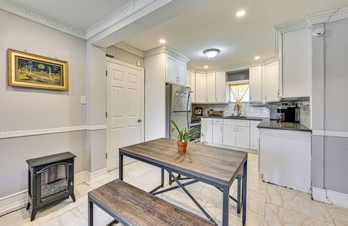 South Valley Stream House | Pet-Friendly Valley Stream Duplex - 1 Mi to Mall!