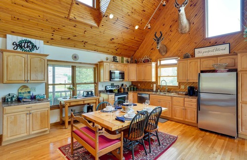 Vienna Cabin | Pet-Friendly Vienna Cabin w/Screened-In Porch!