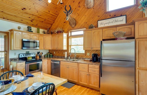 Vienna Cabin | Pet-Friendly Vienna Cabin w/Screened-In Porch!