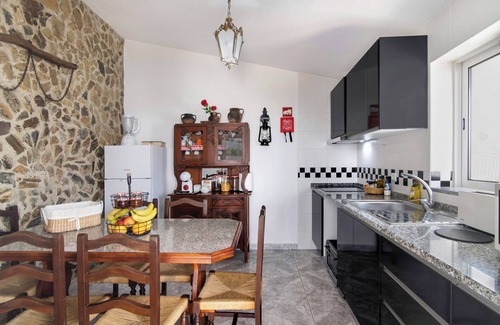 Martim Longo Villa | Pet-Friendly Villa 'Casa dos Jotas' with Pool & Wi-Fi