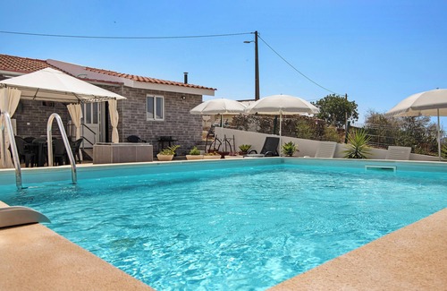 Martim Longo Villa | Pet-Friendly Villa 'Casa dos Jotas' with Pool & Wi-Fi