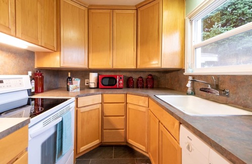 Bremerton House | Pet-Friendly Vintage Home Fenced Yard