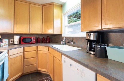 Bremerton House | Pet-Friendly Vintage Home Fenced Yard