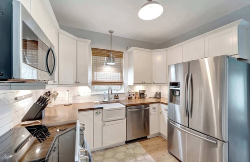 Arlington Park House | Pet Friendly w/Heated Pool, Hot Tub, Patio/Grill