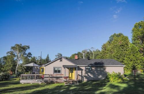 Tudor and Cashel House | Pet Friendly Waterfront BBQ Firepit Half hr from GTA