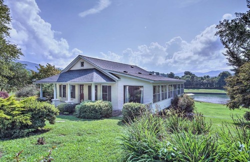 Elf House | Pet-Friendly Waterfront Hayesville Cottage!