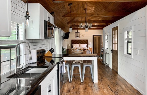 Marion Cabin | Pet-Friendly Waterfront Studio Cabin