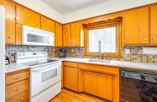 Waterloo House | Pet-Friendly Waterloo Abode w/Deck!