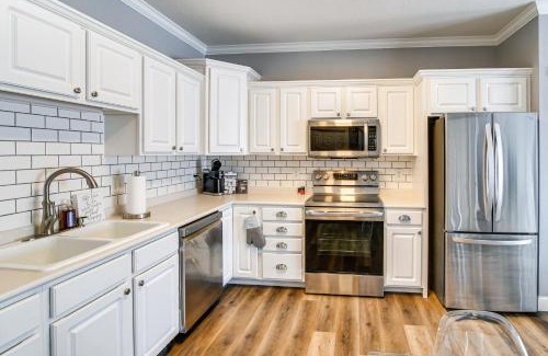 Waukee Apartment | Pet-Friendly Waukee Condo 14 Mi to Des Moines!