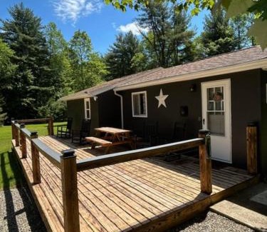 Tylersburg House | Pet Friendly Wi-fi Firepit Tv