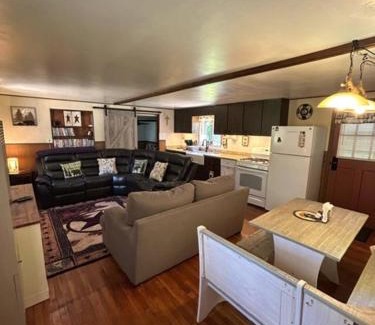 Tylersburg House | Pet Friendly Wi-fi Firepit Tv