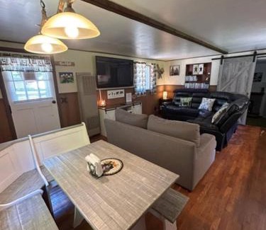Tylersburg House | Pet Friendly Wi-fi Firepit Tv