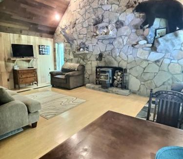 Brookville House | Pet Friendly Wi-fi Firepit Tv