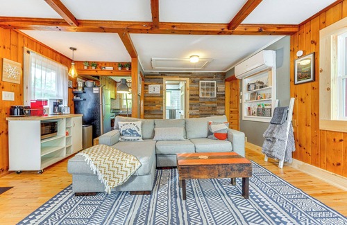 Wilmington Cabin | Pet-Friendly Wilmington Retreat w/Hot Tub!