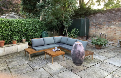 Saffron Walden Apartment | Pet Friendly with enclosed leafy outdoor space