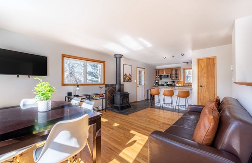 Willow Grove House | Pet-Friendly with Private Fenced-In Backyard and Beautiful Mountain Views!