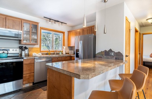 Willow Grove House | Pet-Friendly with Private Fenced-In Backyard and Beautiful Mountain Views!
