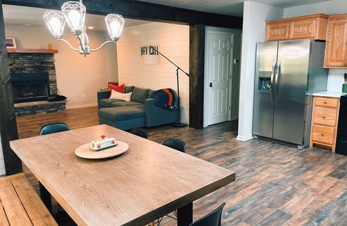Cleveland Cabin | Pet Friendly with Views, Firepit & Foosball Table! NFL Sunday Ticket & Redzone!