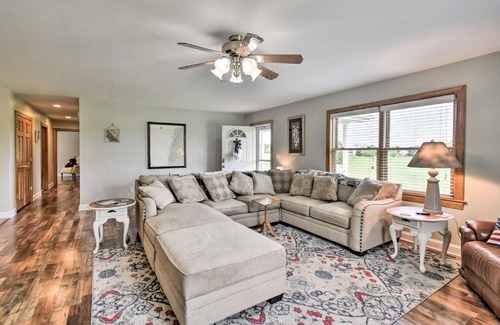 Painter House | Pet-Friendly Woodsy Gem quarter Mi to Chesapeake Bay
