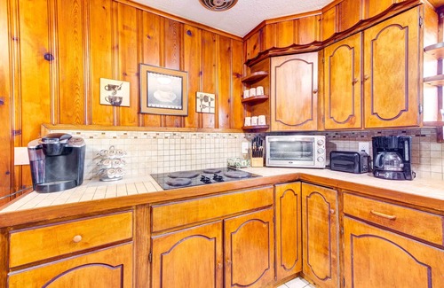 Poland Cottage | Pet-Friendly Youngstown Cottage w/Yard