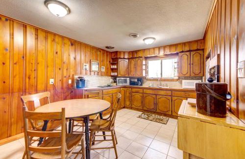 Poland House | Pet-Friendly Youngstown Cottage with Yard