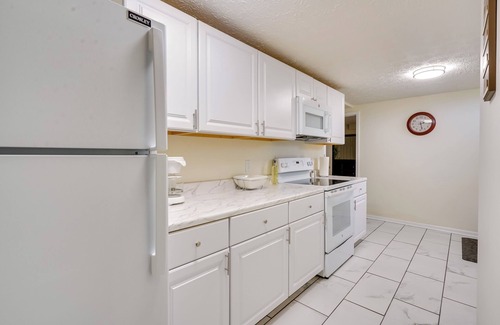 Zanesville Apartment | Pet-Friendly Zanesville Haven w/Game Room!