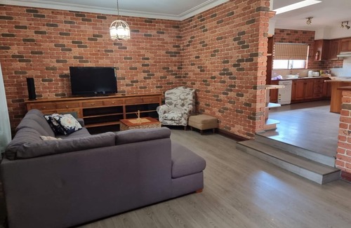 Bass Hill House | Pet FriendlynLarge 3 Bedroom House n2 Living AreasnEnsuite & Outdoor Areas