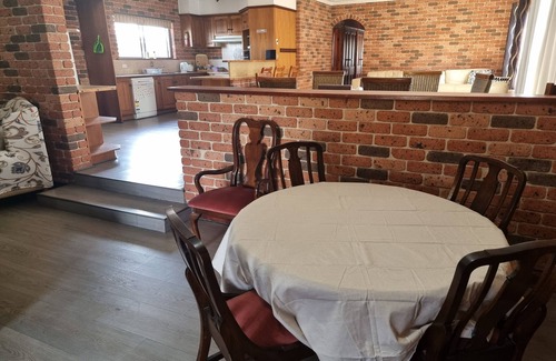 Bass Hill House | Pet FriendlynLarge 3 Bedroom House n2 Living AreasnEnsuite & Outdoor Areas