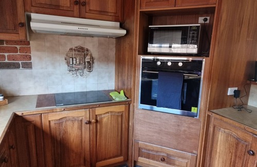 Bass Hill House | Pet FriendlynLarge 3 Bedroom House n2 Living AreasnEnsuite & Outdoor Areas