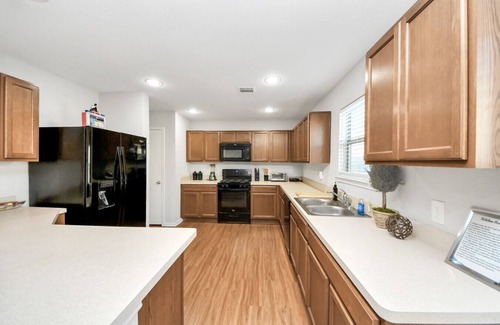 Houston House | Pet-FrndlyRetreat 600MbpsWiFi 8mi to IAH Sleeps 14