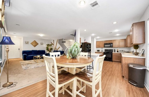 Houston House | Pet-FrndlyRetreat 600MbpsWiFi 8mi to IAH Sleeps 14