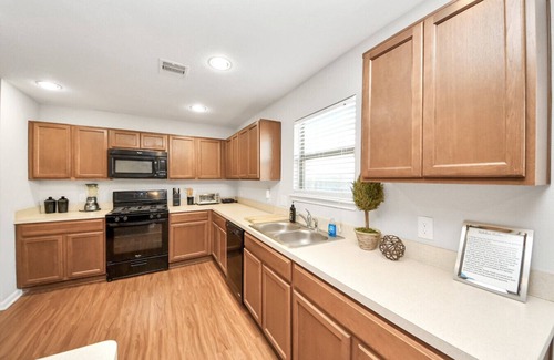 Houston House | Pet-FrndlyRetreat 600MbpsWiFi 8mi to IAH Sleeps 14
