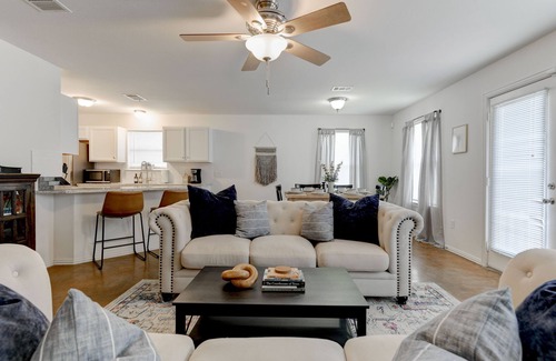 Round Rock House | PET/KID Friendly! Farmhouse Charmer! 20 mins to DT Austin!