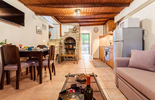Messini Apartment | Petalidi Olive Garden Stone House near the beach