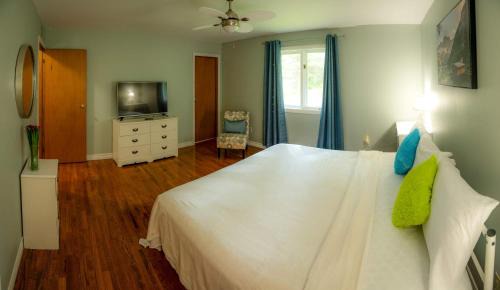 Hastings Highlands House | Petals Suite Patio Nature Trails Bancroft