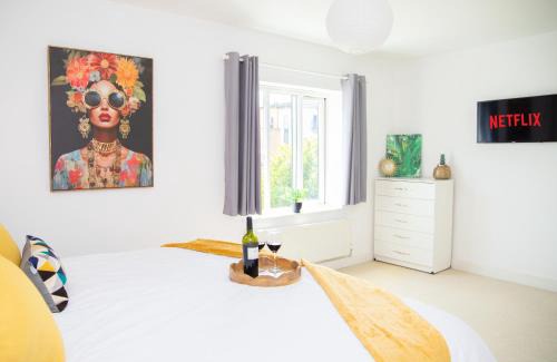 Peterborough House | Peterborough 4-Bed Contractor House with 2 Baths & Parking