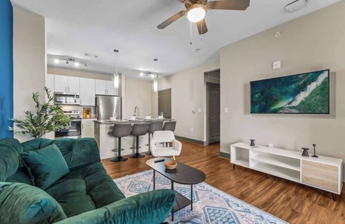 Florida Central Atlantic Coast Apartment | PetFriendly Apt Pool,Gym,King Bed 15 min to parks