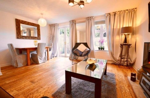 Solihull House | PetFriendly Haven.Parking,WiFi,Solihull:HS2,NEC,Airport. Cosy Retreat.Long Stays