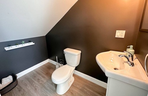 Goderich Cottage | PetFriendly+King Bed+Netflix+GameRoom