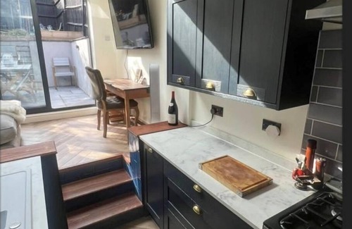 Guildford House | PetFriendly- Sleeps 6- PrivateGarden- FreeParking