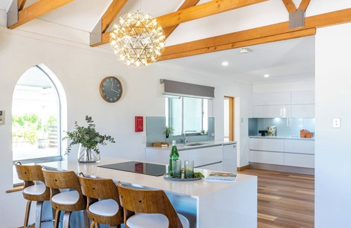 McLaren Vale House | Pethick House: Estate amongst the vineyards