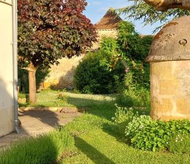 Blasimon House | Petit Est - Eco Cottage in large private garden near Saint-Emilion