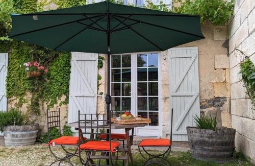Chadurie House | Petit gîte romantique avec piscine couverte, jardin et animaux, proche de la nature à Chadurie - FR-1-653-234