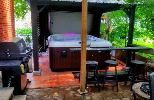 Granby House | Petit loft avec jacuzzi et terrase exotique privé