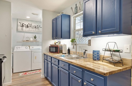 Downtown House | Petite Cottage near Downtown w/extra parking